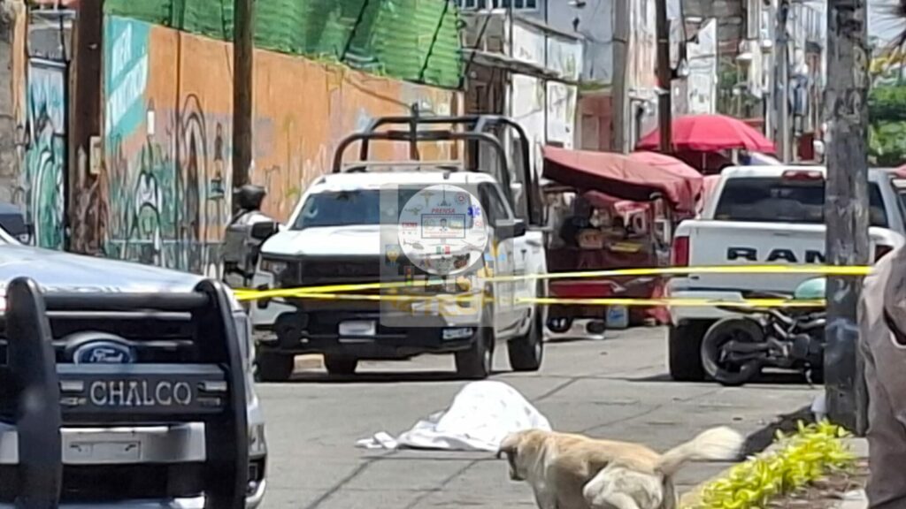 Acribillan a cuida carros en Chalco