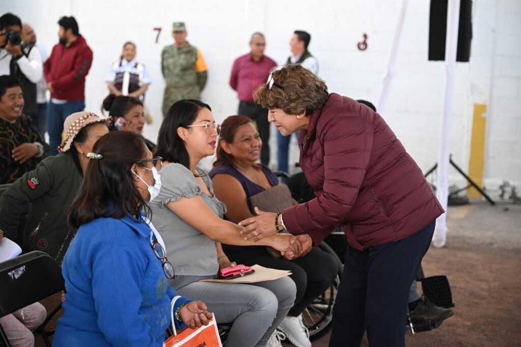 Gobernadora DGA entrega enseres domésticos a mil 800 familias afectadas por las lluvias en Chalco