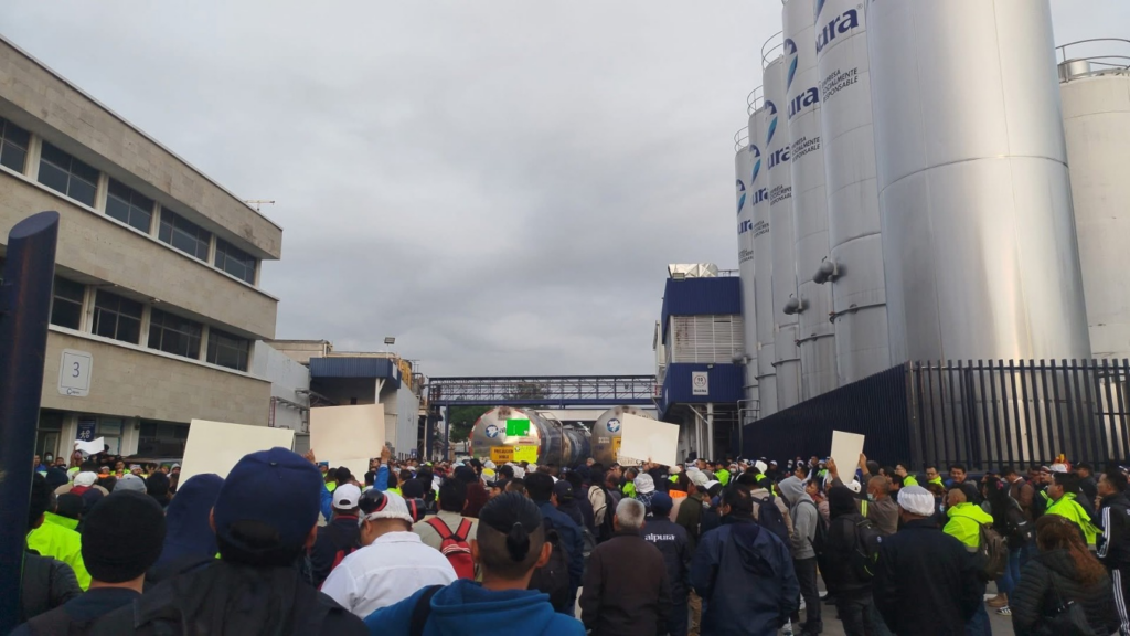 Trabajadores de Alpura protestan en Cuautitlán Izcalli; podría detenerse distribución de leche