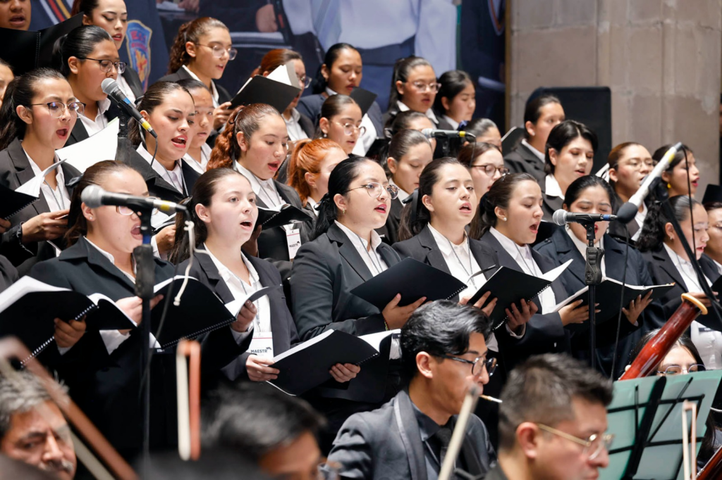 Coro Monumental de Escuelas Normales del Estado de México muestra el poder del arte en la educación