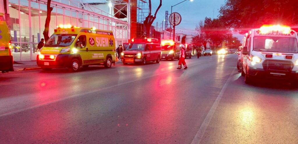 Deja 35 lesionados accidente de autobús de transporte de personal en el centro de Toluca