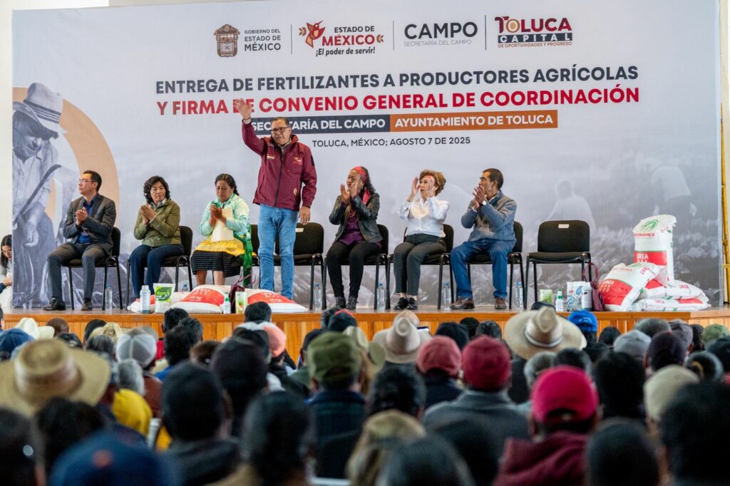 Toluca refuerza su alianza con el campo; alcalde Ricardo Moreno entrega fertilizante
