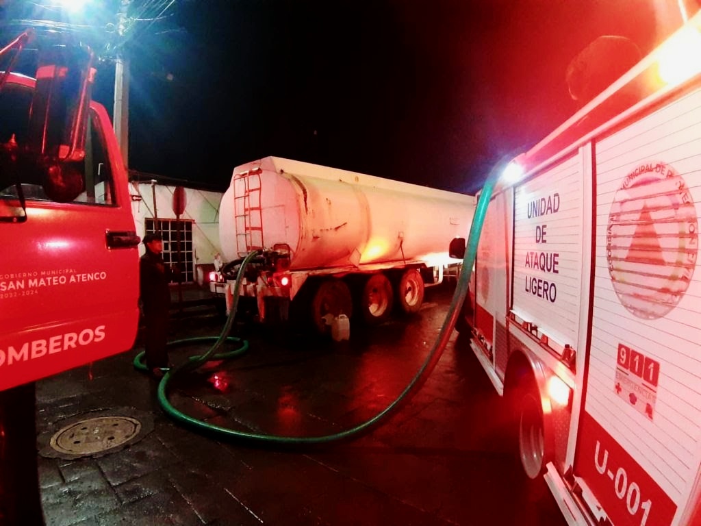 Incendio en bodega de dulces en San Mateo Atenco, moviliza cuerpos de emergencia