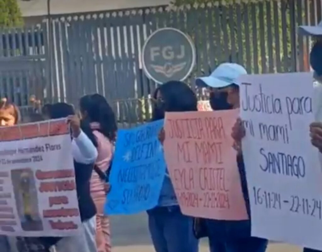 Padres de bebés fallecidos por bacteria en hospitales públicos del Edomex protestan en la FGJEM