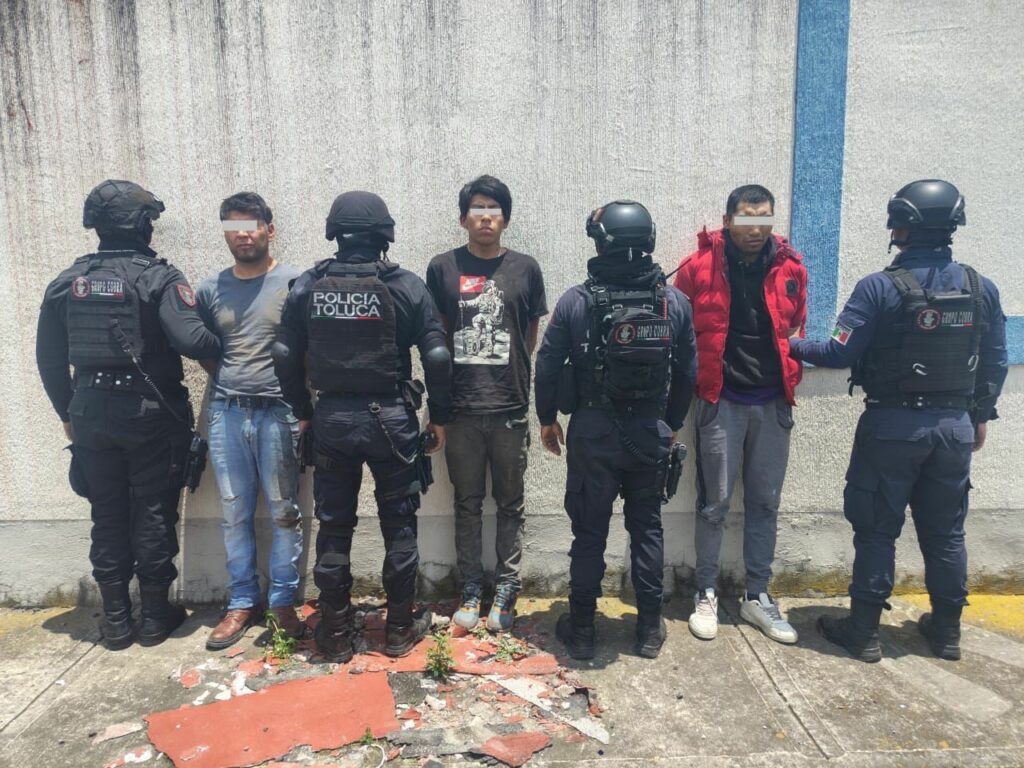 Caen tres en Toluca con armas de fuego