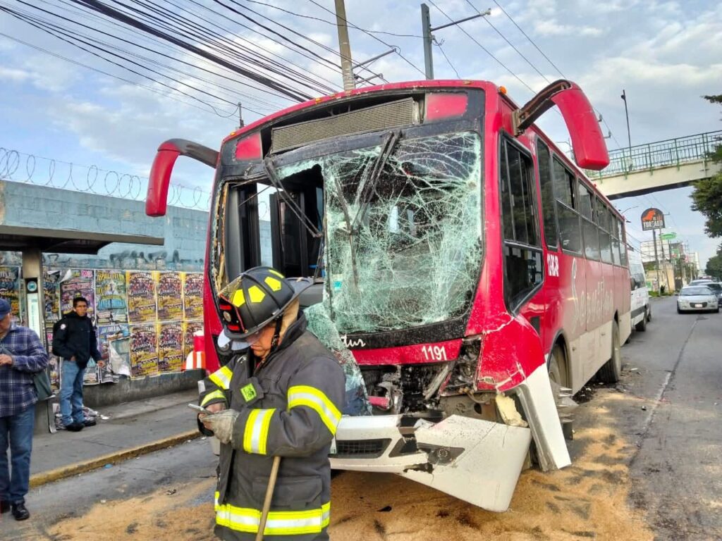 Otro choque en Toluca entre camiones del transporte público; hay 25 lesionados