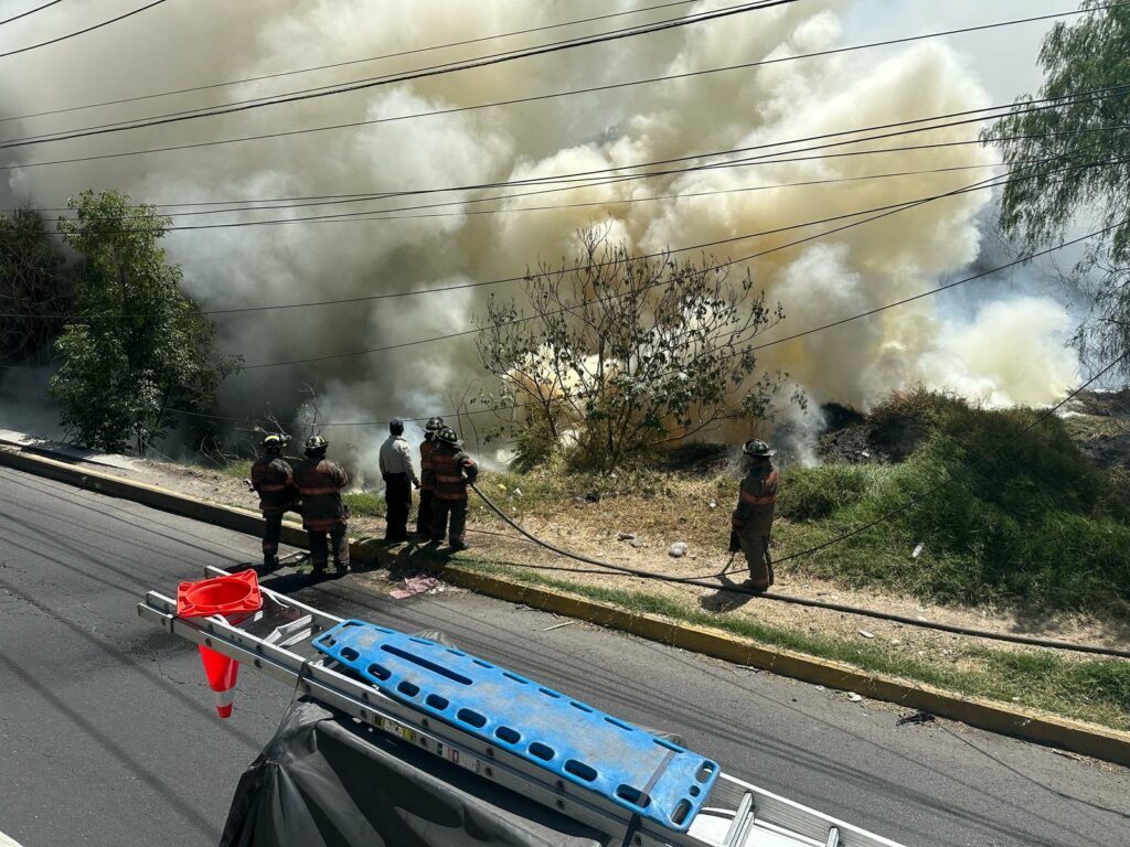 Bomberos de Ecatepec controlan incendio de pastizales