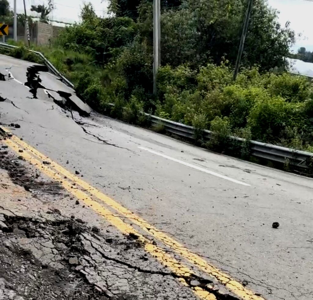 Floricultores de Tenancingo reportan pérdidas económicas por daños en la carretera