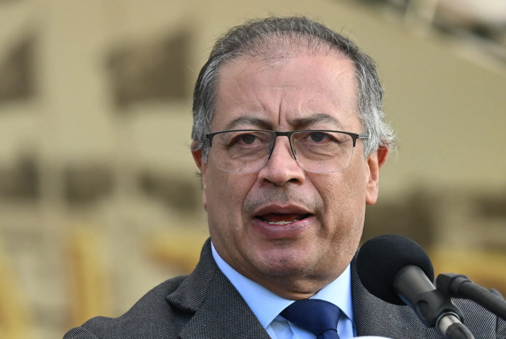 Siempre si, Colombia acepta aviones militares que transportan a colombianos deportados