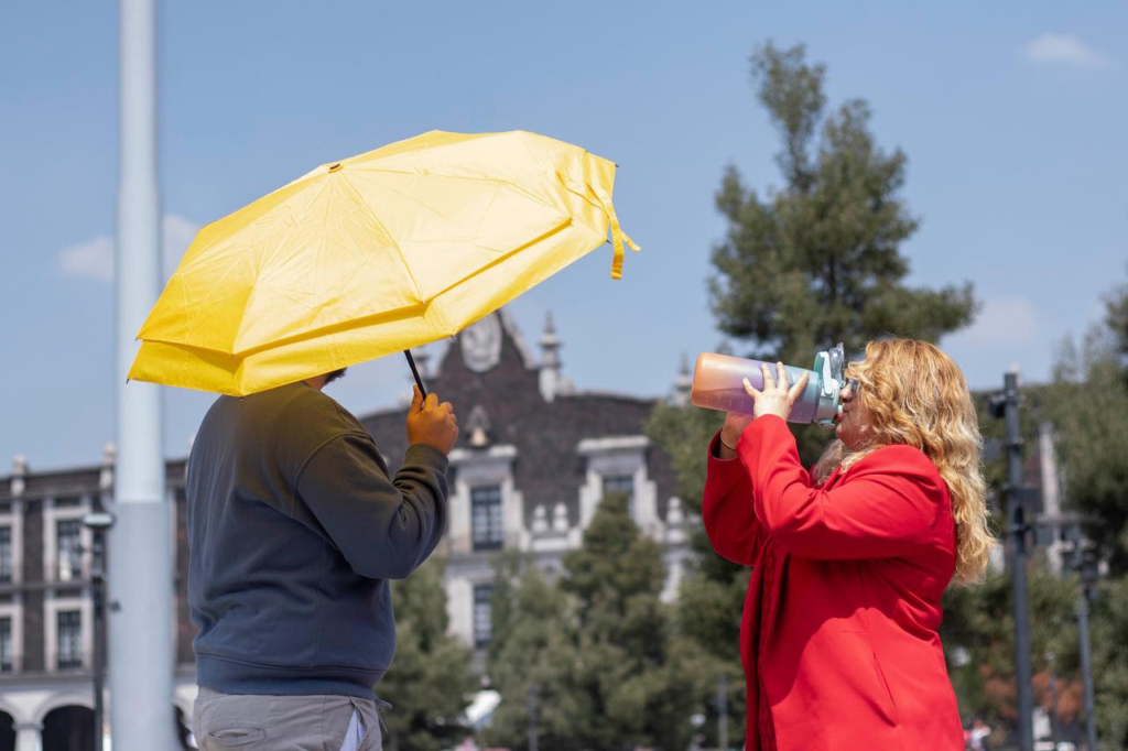 Es recomendable mantenerse hidratado durante la temporada de calor