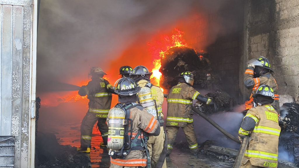 Controlan incendio en bodega de cartón y borra en Ecatepec