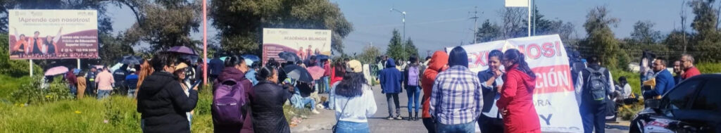 Con pancartas y carteles, alumnos de la UPOTEC de Otzolotepec bloquean acceso al municipio
