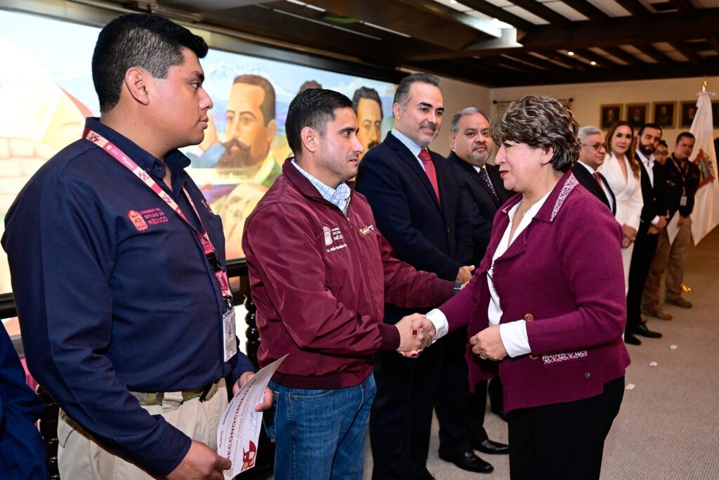 Entrega gobernadora Delfina Gómez reconocimientos a personal de Protección Civil que auxilió a madre durante parto