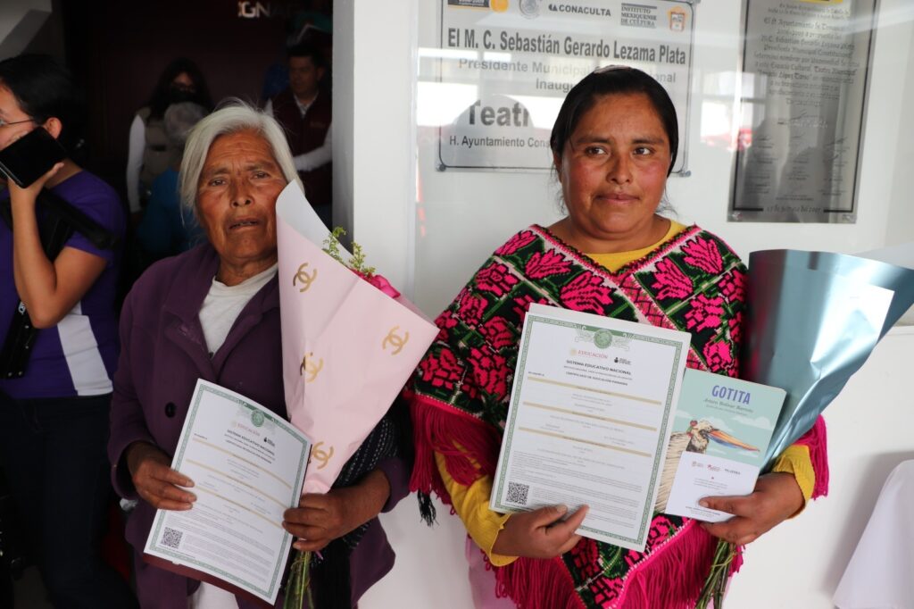 Secretaría de las Mujeres e INEA reducen brechas de género mediante la alfabetización