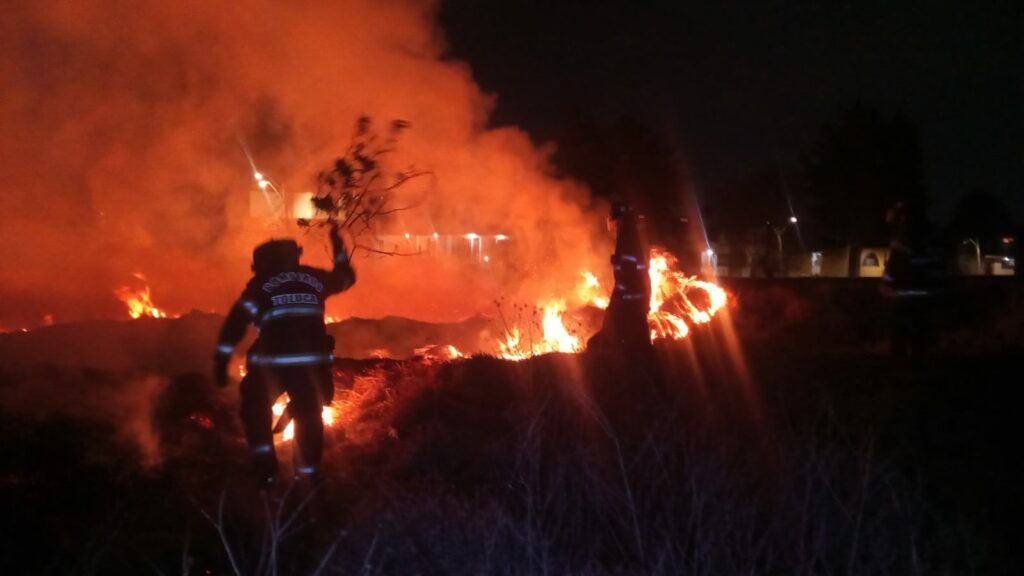 Tras horas de combate, sofocan bomberos de Toluca incendio en pastizal