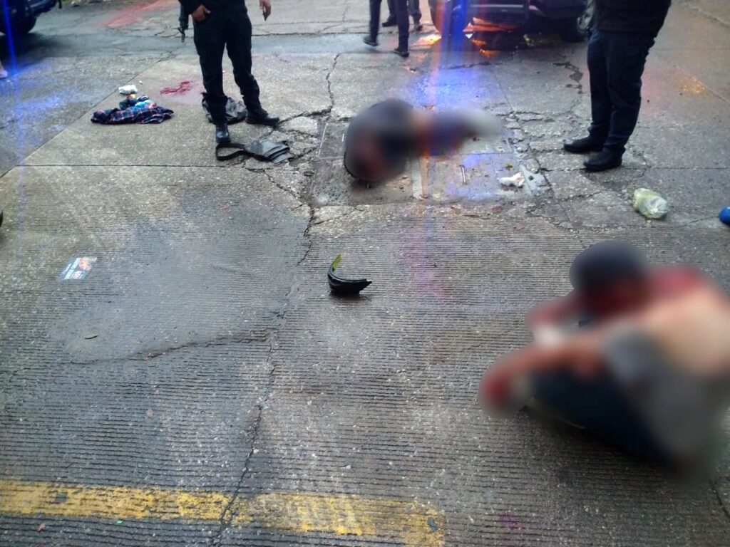 Intentan linchar a presuntos asaltantes en Ecatepec; quedaron tendidos en la calle