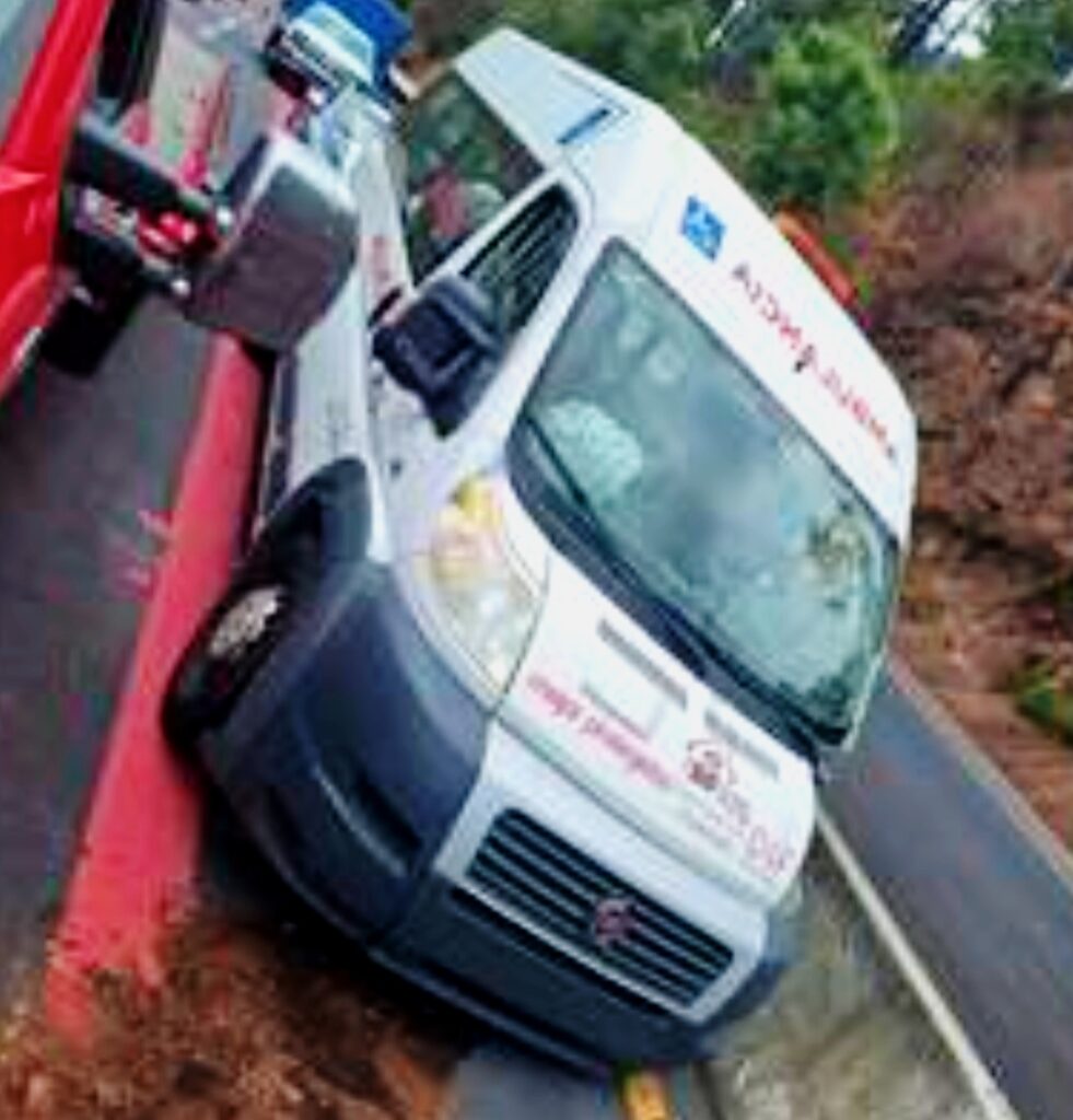 Se impacta ambulancia contra muro de contención en la autopista Tenango-Ixtapan de la Sal