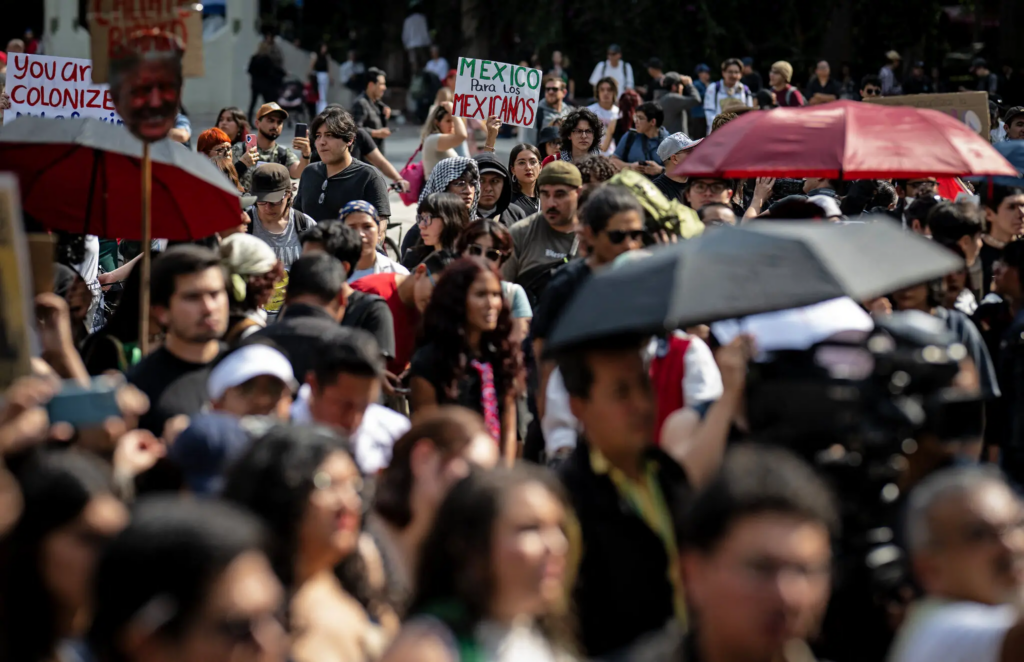 “¡Gringo, vete a casa!”. “¡Habla español o muere!”. “¡La gentrificación es colonización!”.