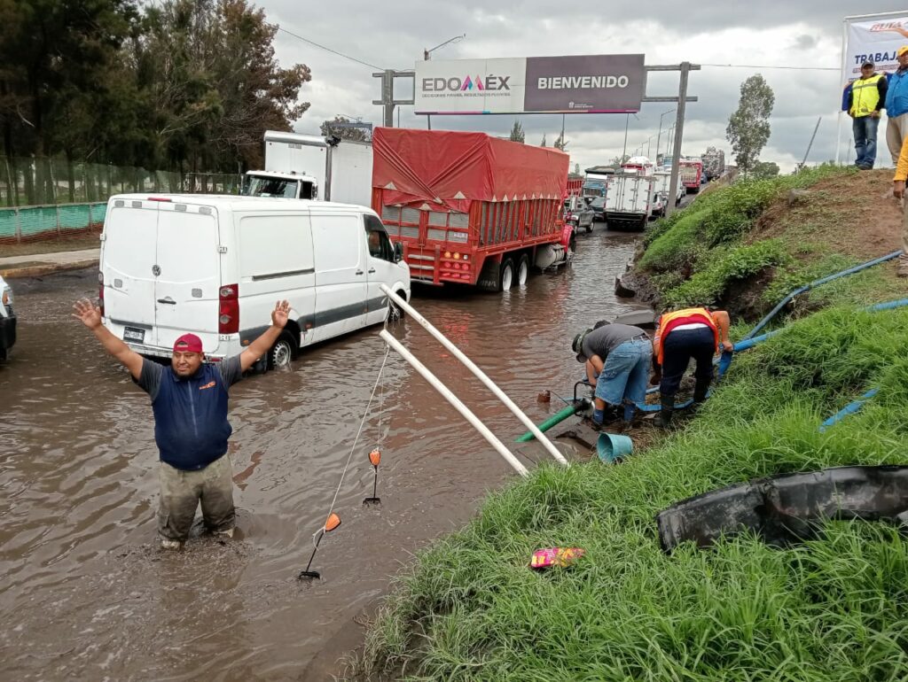 Ante ineficacia de autoridades, transportistas compran bombas para abatir inundaciones en el Periférico