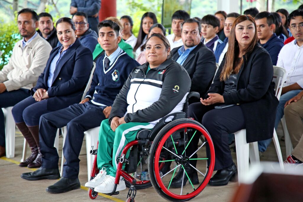 Medallista paralímpica Gloria Zarza motiva a jóvenes de Tejupilco para que no abandonen sus estudios