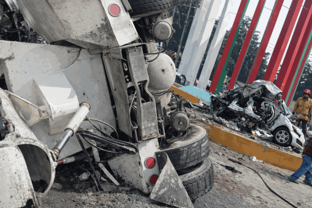 Revolvedora sin frenos impacta unidad de carga en Almoloya de Juárez