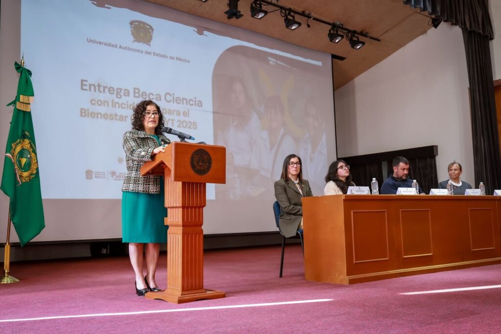 Rectora de la UAEMéx entrega tarjetas de la Beca Ciencia con Incidencia para el Bienestar 2025