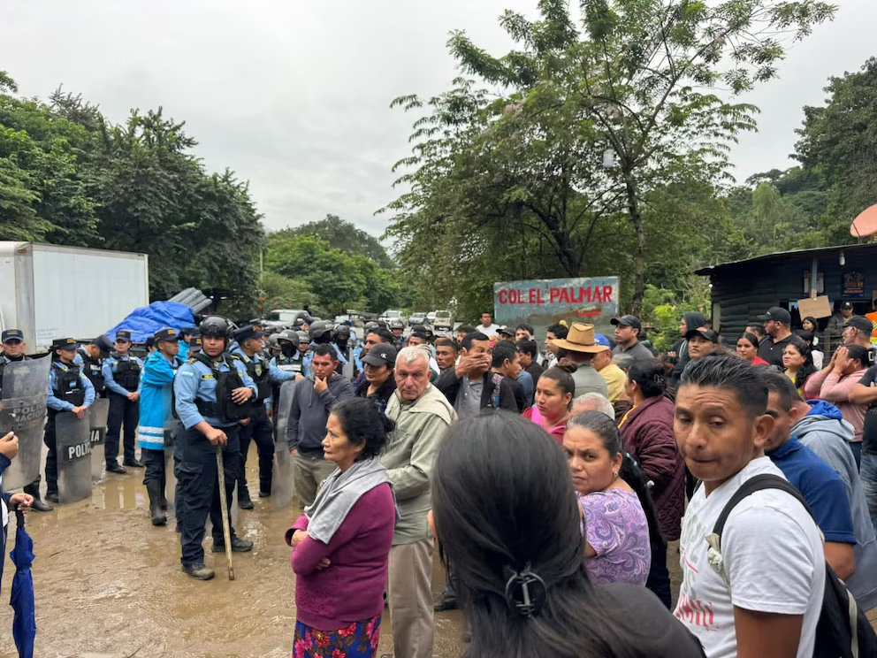 Con antimotines son desalojados pobladores de la colonia El Palmar, departamento de Honduras