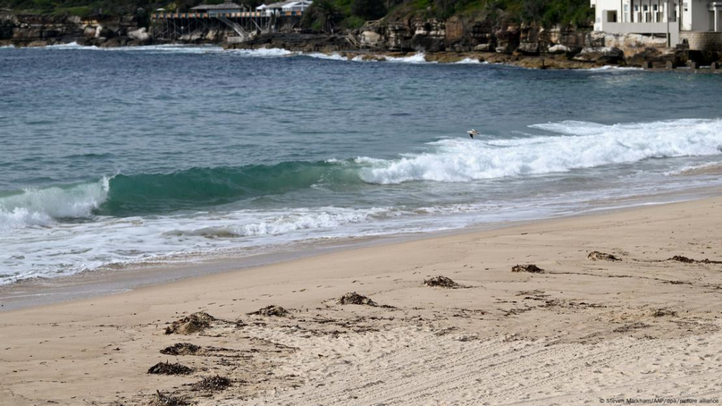 En Sidney cierran sus playas por contaminación de bolas de alquitrán