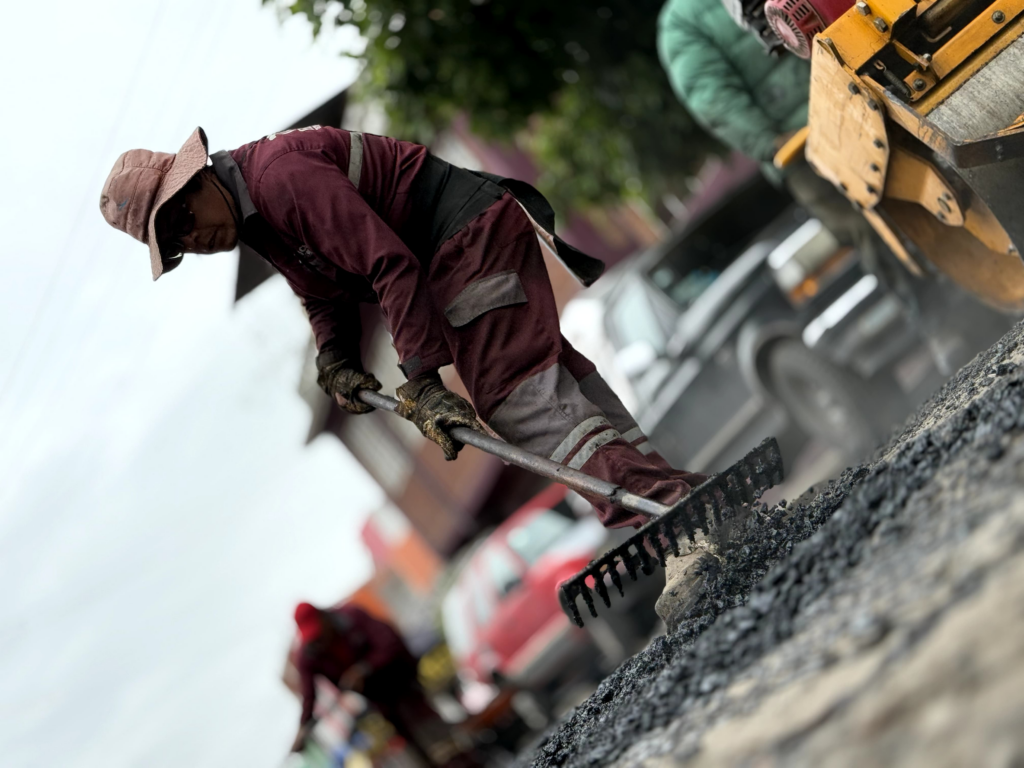 Trabajan Toluca y Junta de Caminos bacheo en vialidades de gran flujo vehicular