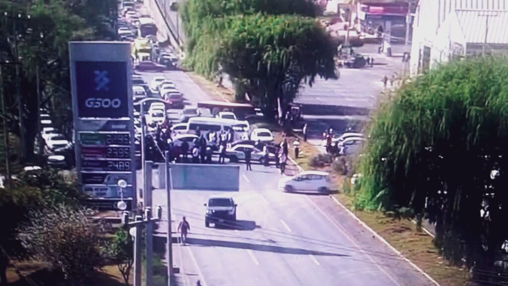 Taxistas desquician circulación en la Toluca – Tenango