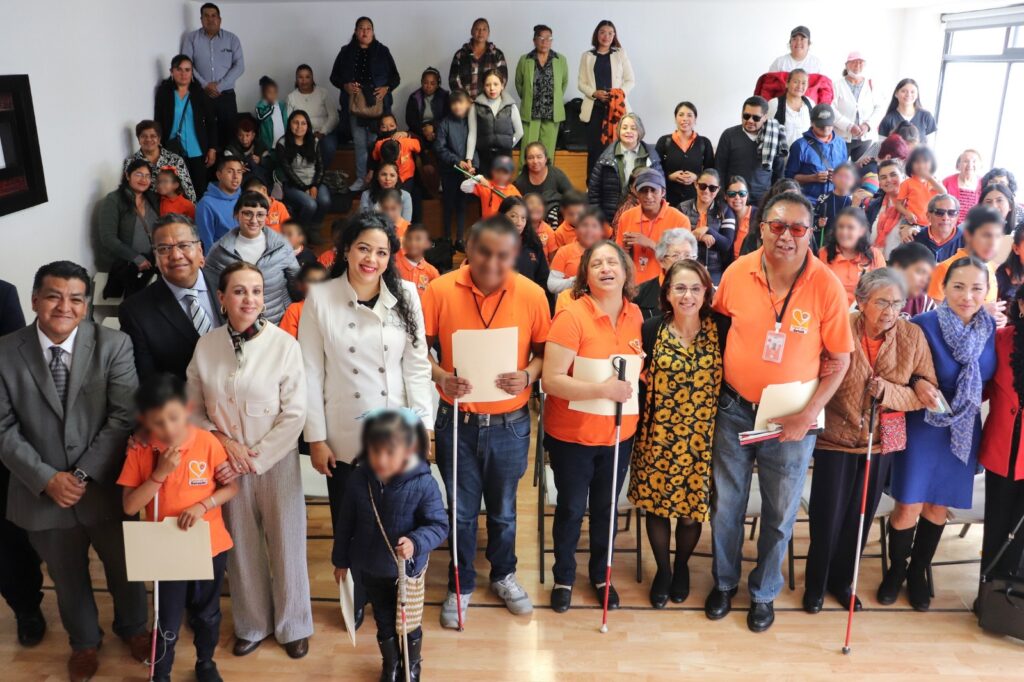 Entregan en Edoméx actas de nacimiento y CURP en braille a integrantes de “Vemos con el Corazón”