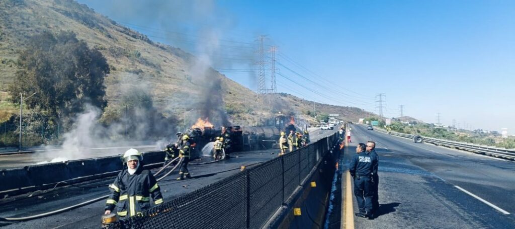 Pipa de gas LP explota en autopista Chamapa-Lechería; fallece conductor