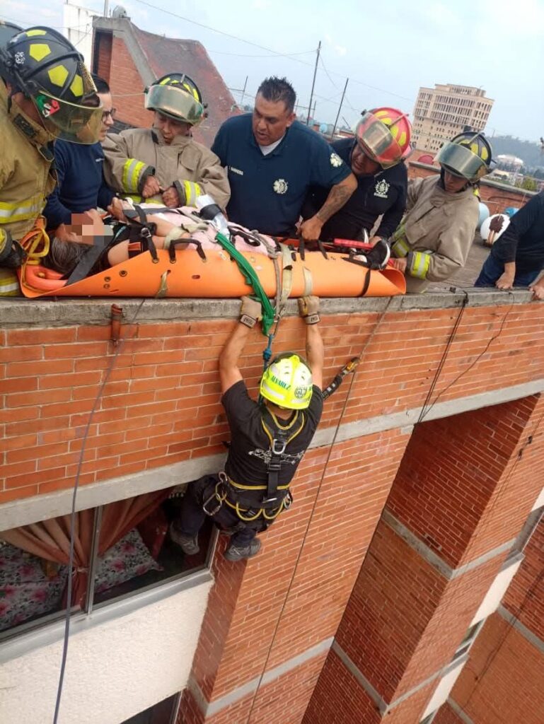 Rescatan a mujer tras sufrir caída en azotea de edificio en Metepec
