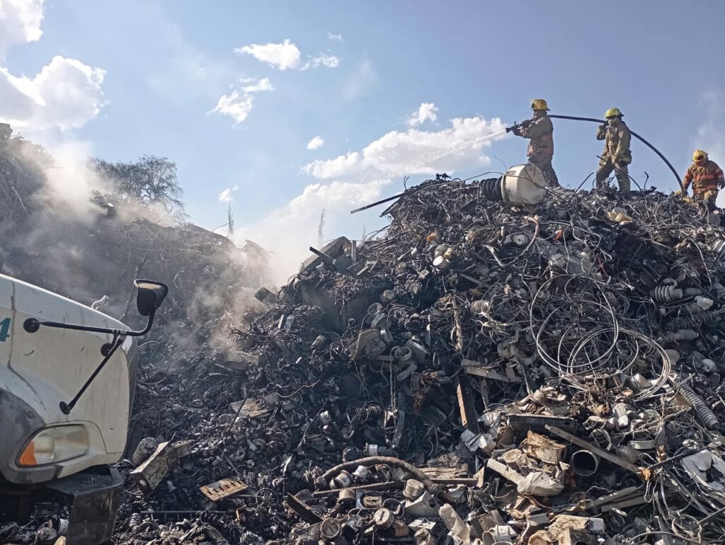 Autoridades suspenden predio incendiado en Xonacatlán; continúan labores para sofocar el fuego