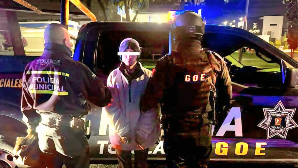 Cae sujeto tras asaltar oxxo en Toluca; recuperan mercancía robada