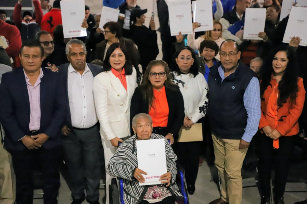 Reciben 86 familias tecamaquenses sus escrituras por parte del INSUS