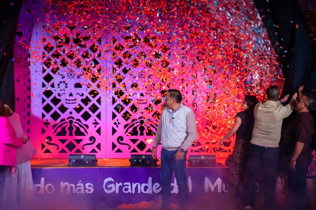 Continúa la magia del Festival del Alfeñique: Crean el papel picado más grande del mundo