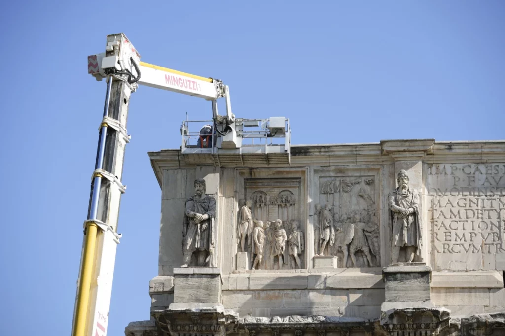 Un rayo daña el antiguo Arco de Constantino durante una violenta tormenta eléctrica en Roma