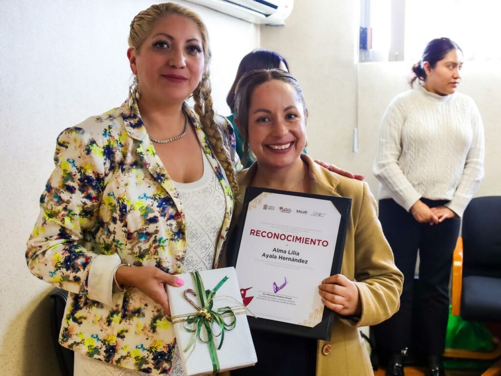 Titular de Salud encabeza entrega de reconocimientos a personal por su desempeño