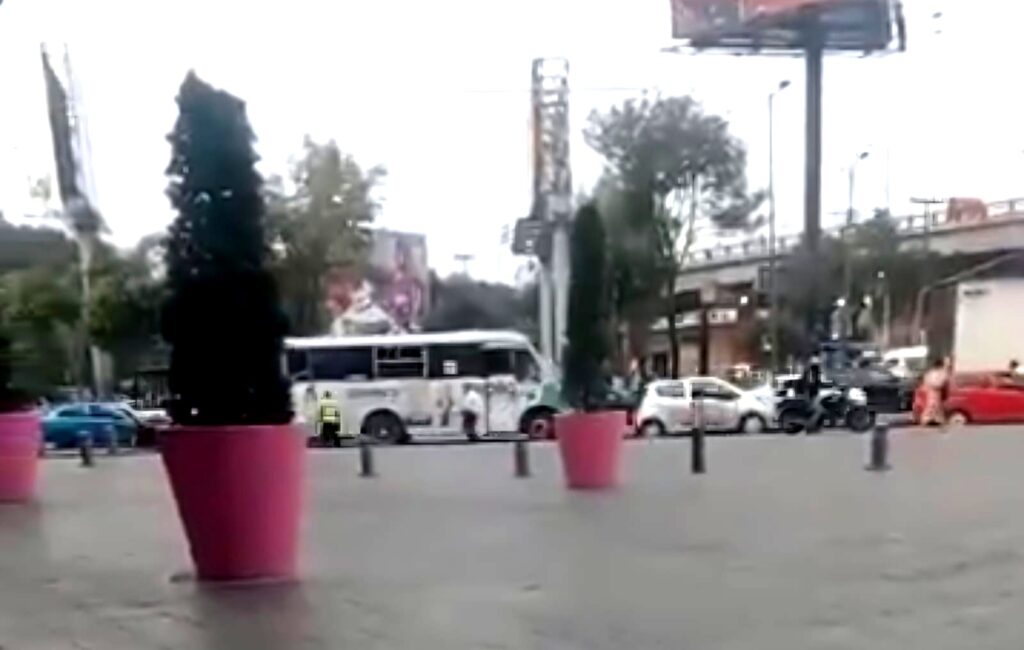 Chofer de camión huye y atropella a cuatro personas en persecución que termina en balacera