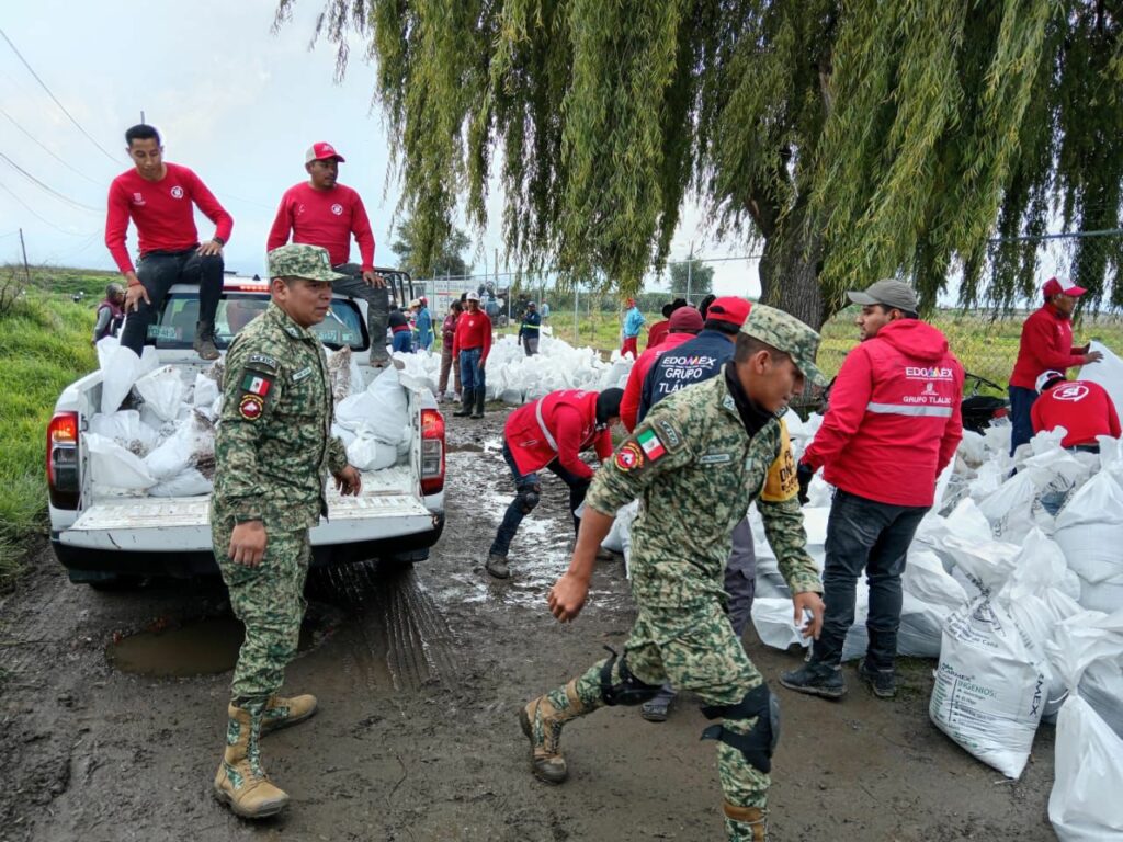 Retiran dos tapones de basura en el Río Lerma