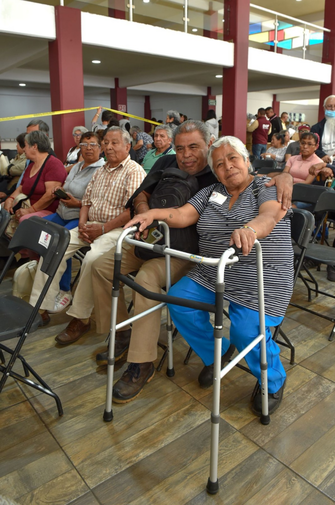Edomex entrega más de 2,900 apoyos para movilidad de adultos mayores