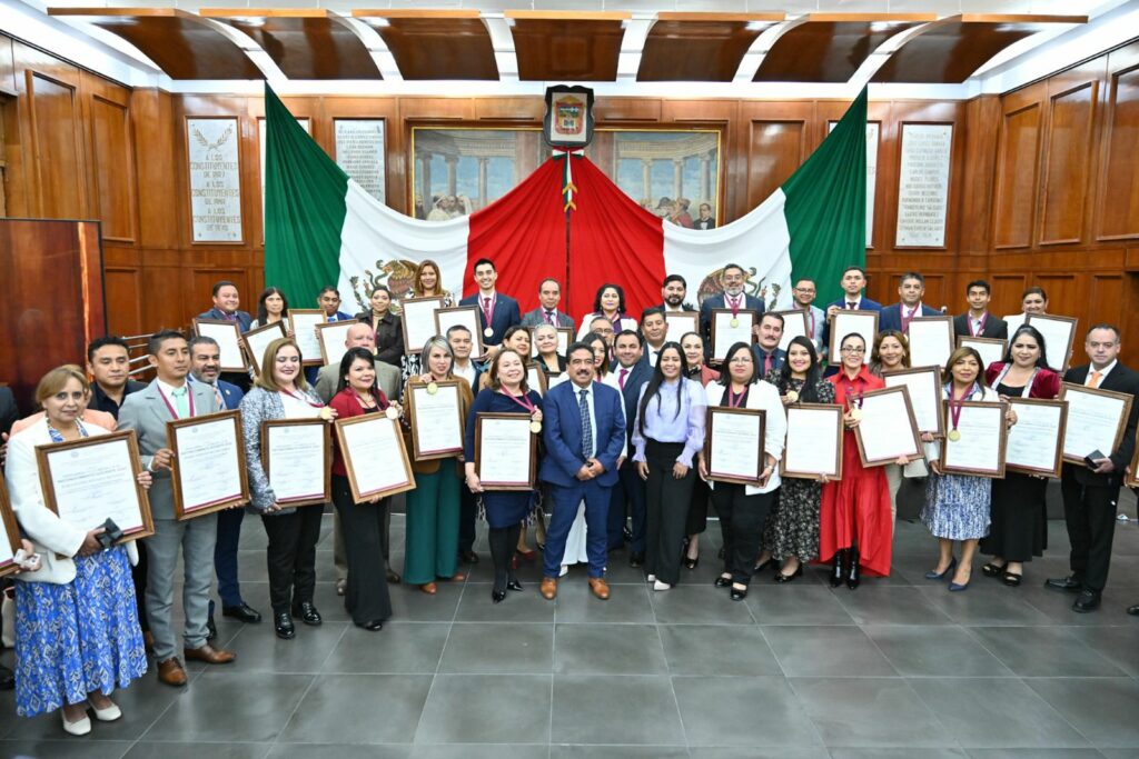 Congreso mexiquense honra a 36 docentes por su excelencia y compromiso