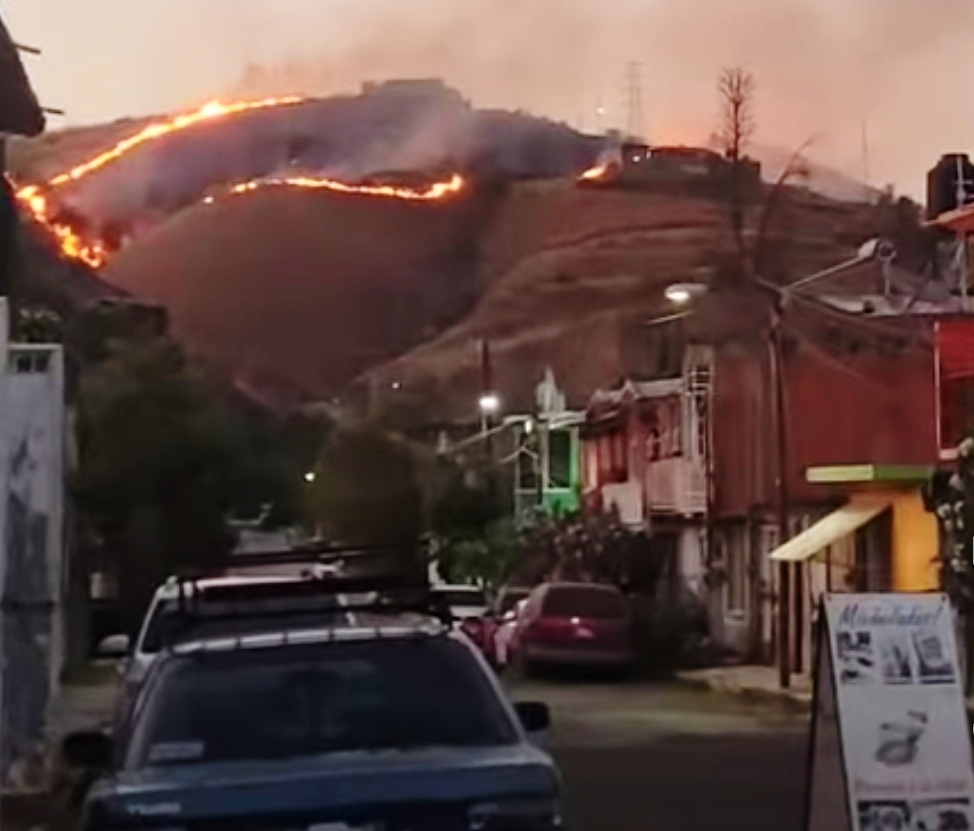 Combaten incendio en el Cerro de la Cruz en Tejupilco