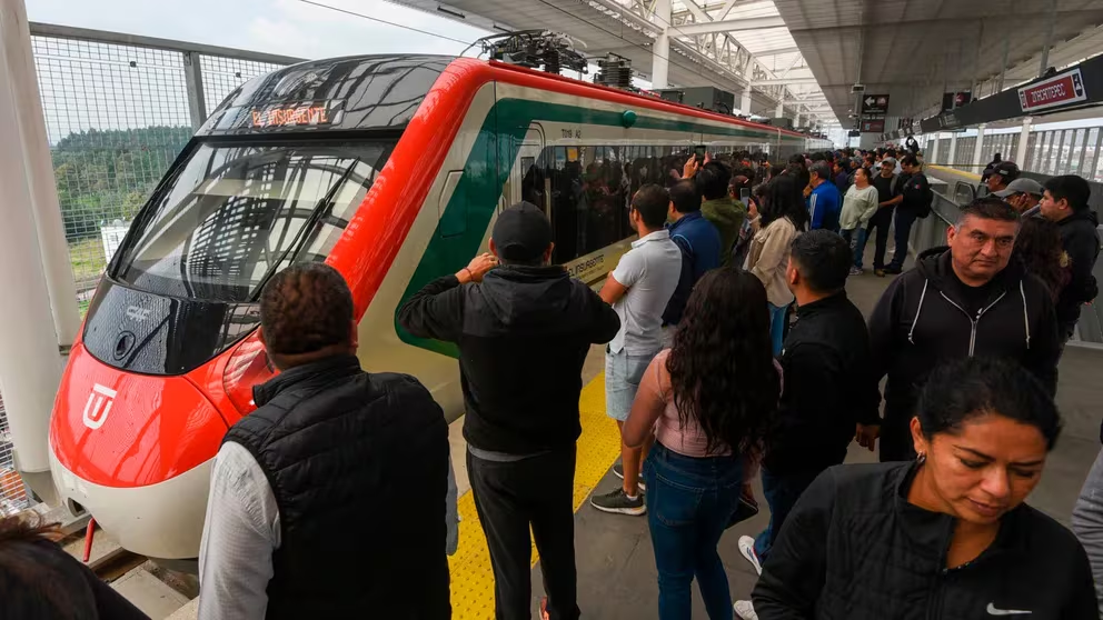 Interrumpen operaciones del Tren Interurbano México-Toluca por falla eléctrica