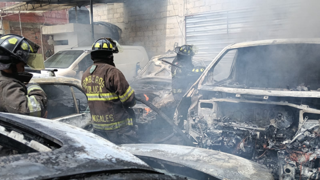 Atienden Bomberos incendio en taller mecánico de Toluca