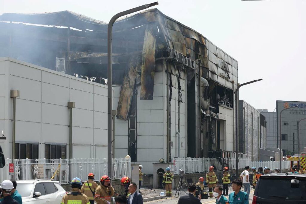 Incendio en fábrica de baterías en Corea del Sur deja 23 muertos