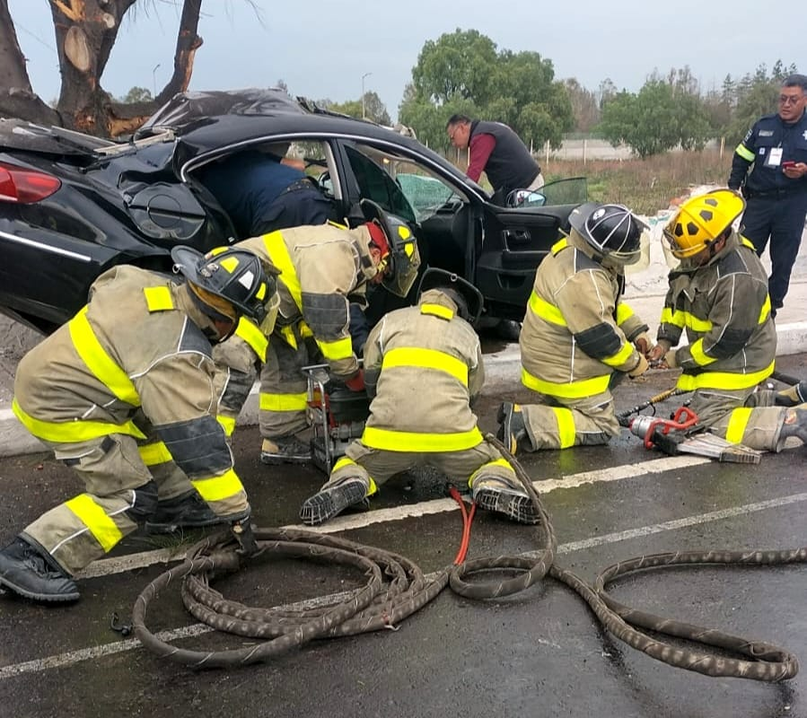 Rescatan Bomberos de Tecámac a una pareja tras aparatoso choque
