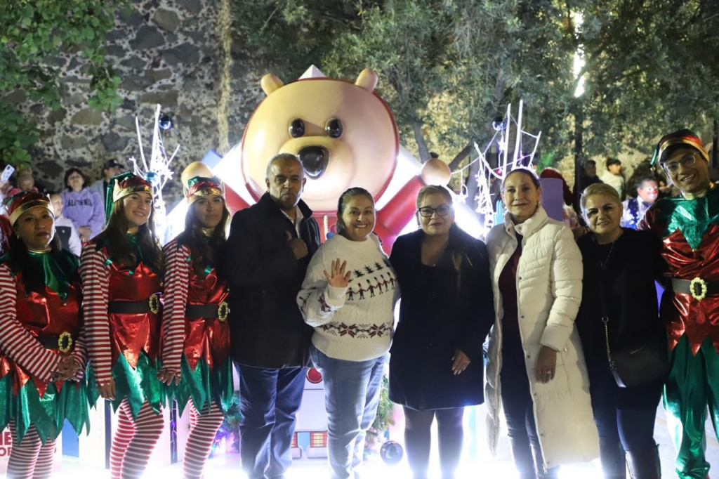 Realizan en Tecámac el encendido de árboles navideños