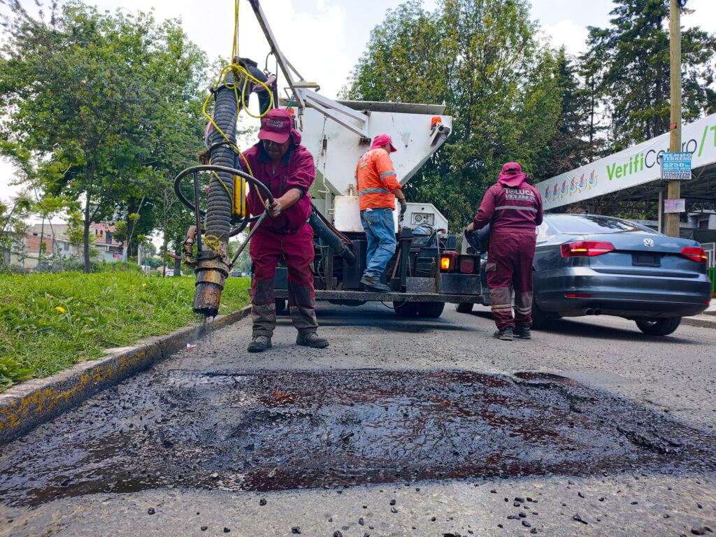 Continúa trabajo de bacheo en Toluca
